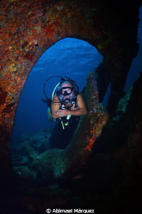 Jose Cartagena explores RMS Rhone propeller. by Abimael Márquez 